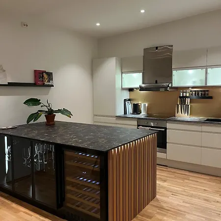 Luxurious Close To Centre Apartment